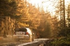 <span style="background:#000000; color:white; padding: 0 2px">WRC</span> S. Ogier sėkmingai pradėjo Didžiosios Britanijos ralį
