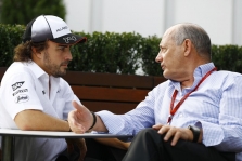 „McLaren Group“ išpirko Rono Denniso akcijas