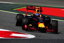 „Renault“ ketina toliau tiekti variklius „Red Bull“ ekipai