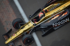 <span style="background:#3f3f3f; color:white; padding: 0 2px">IndyCar</span> Pirmąją „Indy 500“ kvalifikacijos dieną greičiausias J. Hinchcliffe‘as