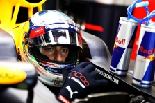 D. Ricciardo nusiteikęs kovai su „Ferrari“ lenktynininkais