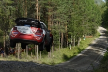 <span style="background:#000000; color:white; padding: 0 2px">WRC</span> Suomijos ralyje K. Meeke‘as didina persvarą prieš varžovus