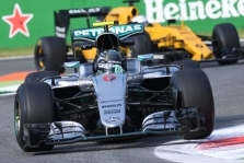 Varžovėms neįtiko „Mercedes“ bolido pakaba