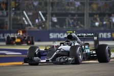 „Mercedes“: mūsų pilotai Singapūre neturėjo problemų su stabdžiais