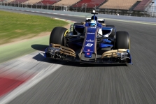 „Sauber“ išbandė naująjį bolidą Barselonos trasoje