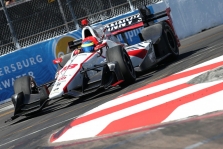<span style="background:#3f3f3f; color:white; padding: 0 2px">IndyCar</span> St. Petersburge pergalę iškovojo iš rikiuotės galo startavęs S. Bourdais