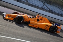 „McLaren“ svarsto galimybę 2018 m. bolidą nudažyti papajos oranžine spalva