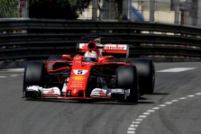 L. Hamiltonas: „Ferrari“ teikia pirmenybe S. Vetteliui