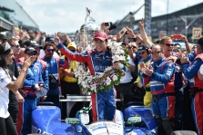 <span style="background:#3f3f3f; color:white; padding: 0 2px">IndyCar</span> Indianapolyje  - istorinė T. Sato pergalė, F. Alonso finišo nepasiekė
