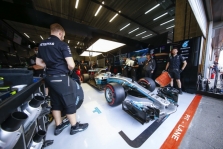 „Mercedes“ bolidą planuoja atnaujinti po Singapūro GP