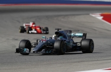 „Liberty Media“ raginama nenuolaidžiauti „Mercedes“ ir „Ferrari“
