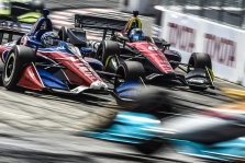 <span style="background:#3f3f3f; color:white; padding: 0 2px">IndyCar</span> Per pirmas keturias lenktynes - 999 lenkimai
