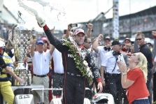 <span style="background:#3f3f3f; color:white; padding: 0 2px">IndyCar</span> W. Poweris pirmą kartą nugalėjo „Indianapolis 500“ lenktynėse