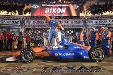 <span style="background:#3f3f3f; color:white; padding: 0 2px">IndyCar</span> S. Dixonas nugalėjo Teksase ir tapo čempionato lyderiu