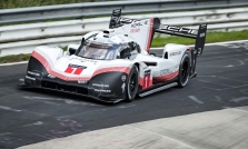 „Mercedes“ nesieks pagerinti naujo „Porsche“ rekordo „Nordschleife“ trasoje