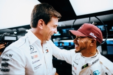 „Mercedes“ tariasi su Lewisu, parinkdami jam komandos draugą