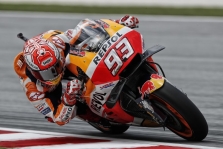 <span style="background:#d5002c; color:white; padding: 0 2px">MotoGP</span> Nuo motociklo kritęs V. Rossi padovanojo pergalę M. Marquezui