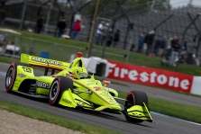 <span style="background:#3f3f3f; color:white; padding: 0 2px">IndyCar</span> Permainingu oru Indianapolyje vykusiose lenktynėse triumfavo S. Pagenaud