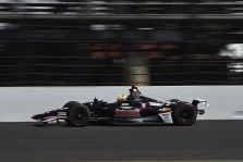 <span style="background:#3f3f3f; color:white; padding: 0 2px">IndyCar</span> Indianapolyje greičiausias S. Pigotas, o F. Alonso kovos dėl vietos rikiuotės gale