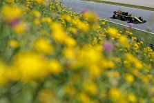 „Ferrari“ dairosi į D. Ricciardo ir V. Bottą?
