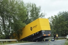 Vengrijoje į avariją pateko vienas iš „Renault“ komandos vilkikų