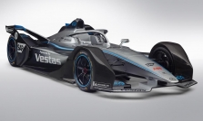 <span style="background:#009696; color:white; padding: 0 2px">FE</span> „Mercedes“ oficialiai pristatė savo pirmąjį „Formulės-E“ bolidą