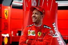 D. Ricciardo pasitraukus, „Renault“ svarstys S. Vettelio kandidatūrą