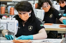 „Lamborghini“ siuva medicinines kaukes
