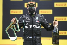 „Mercedes“ pratęs sutartį su V. Bottu