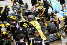 „Renault“ skirtas įspėjimas dėl padangų naudojimo pažeidimo
