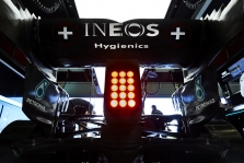 „Mercedes“ neplanuoja išpirkti „Ineos“ akcijų