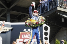 <span style="background:#3f3f3f; color:white; padding: 0 2px">IndyCar</span> 104-osiose „Indy 500“ lenktynėse - antroji T. Sato pergalė