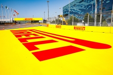 „Pirelli“ tikisi dviejų sustojimų lenktynėse Bahreine