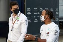 T. Wolffas neigia, kad L. Hamiltonas derasi su „Ferrari“