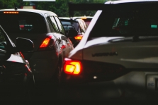 Vyriausybė apribojo žmonių skaičių automobiliuose ir uždraudė praktinius vairavimo mokymus