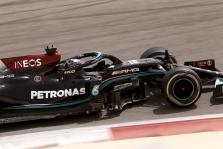 „Mercedes“ turi problemų su galinės dalies stabilumu