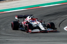 Į A. Giovinazzi bolido galą atsitrenkęs K. Raikkonenas: žiūrėjau į vairą