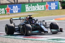 „Mercedes“ neskubės keisti variklio L. Hamiltono bolide