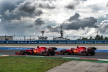 „Ferrari“: kodėl užtruko C. Sainzo sustojimas