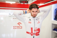 A. Giovinazzi sės prie „Haas“ automobilio vairo