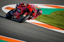 <span style="background:#d5002c; color:white; padding: 0 2px">MotoGP</span> Valensijoje pergalę iškovojo F. Bagnaia, o V. Rossi karjerą baigė finišuodamas dešimtas
