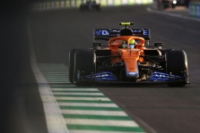L. Norrisas pareikalavo pakeisti taisyklę, kuri atnešė M. Verstappenui sėkmę