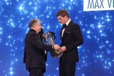 M. Verstappenui oficialiai įteiktas čempiono trofėjus