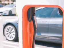 Elektromobilių įkrovimo stotelės netrukus taps pelningesnėmis už degalines