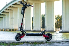 Išskirtinis atvejis: mama elektriniu paspirtuku į ugdymo įstaigą atvežė dvi dukras