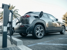 Per kovą įregistruota daugiau nei 1 100 elektromobilių – jų skaičiaus augimas aplenkė įkraunamus hibridinius automobilius