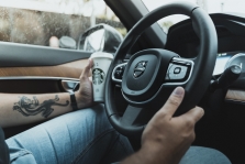 „Volvo“ stabdo elektrifikaciją