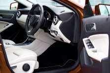 Didelė paklausa leidžia „Mercedes-Benz" pakelti kainas, kad kompensuotų išlaidas