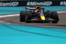 M. Verstappenas: „Red Bull“ vis dar turi patikimumo problemų