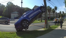 Floridoje užfiksuota neeilinė avarija – vairuotojas užvažiavo ant elektros stulpo (VIDEO)